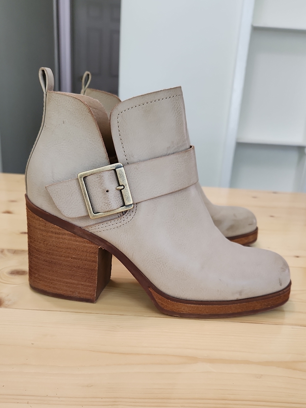 Korks Kari Block Heel Ankle Booties Cream Taupe Buckle Square Toe Size 9.5 - Picture 3 of 17
